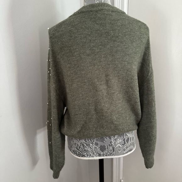 H&M Women’s XS Olive Green Pearl Appliqué Pullover Sweater. Oversized. Stretch. - Picture 2 of 16